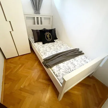 Apartman Mini Palais - Beachfront, 5 Min Center, Terrace Split