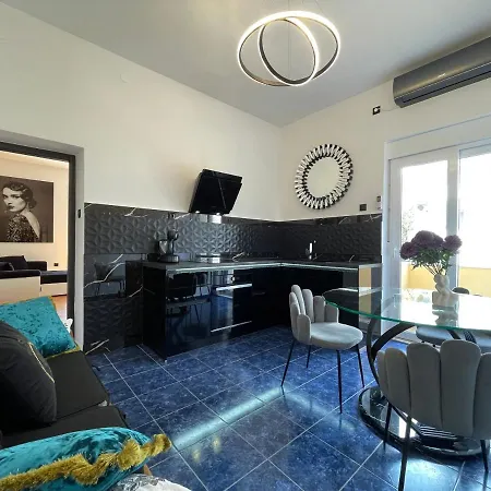 Apartment Mini Palais - Beachfront, 5 Min Center, Terrace